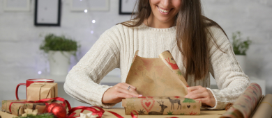 Frau packt Weihnachtsgeschenk ein